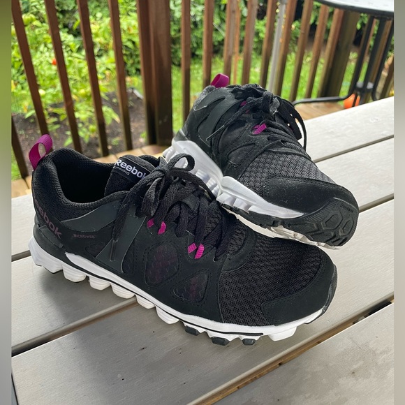 Reebok size 7 women running shoes black and fushia - Picture 3 of 10